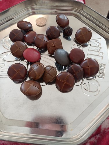 Vintage leather buttons - 20,