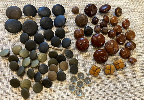Bundle leather buttons - of,
